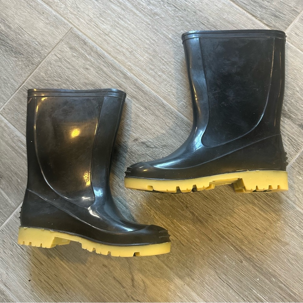 Venus Black Rubber Rain Boots
Youth Size 11